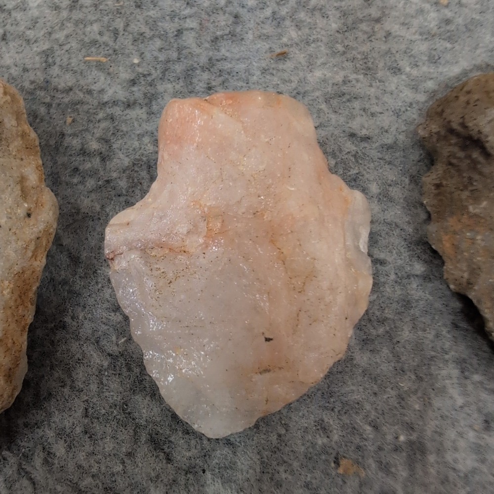 Set of 3 Quartz‎ and Stone Projectile Points Arrowheads Tan Pink Grey VG - Picture 3 of 8